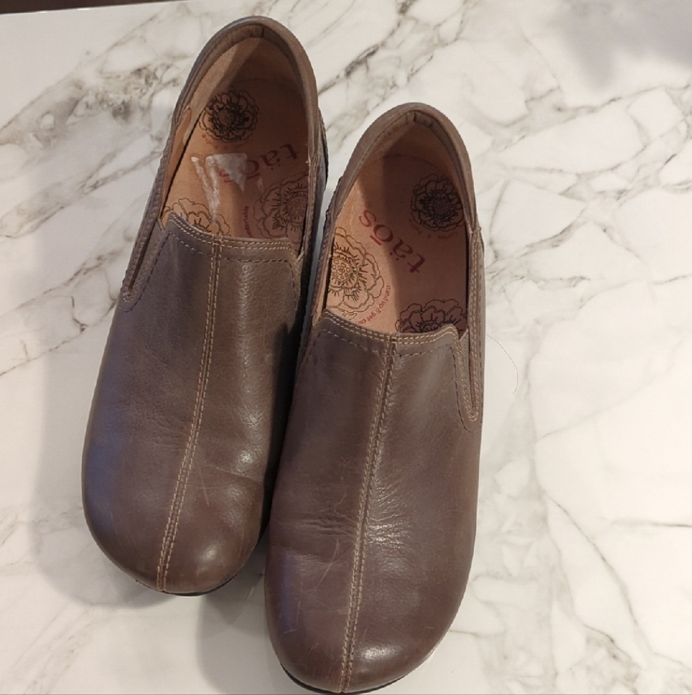 Taos Footwear Brown Leather Slip-On Flats